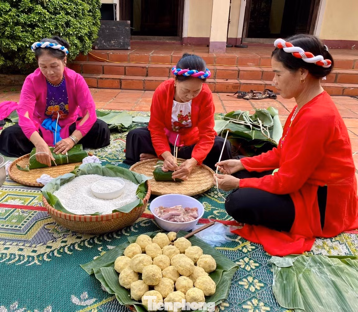Hoạt động gói bánh chưng tại Đình Lạc Giao. Hoạt động gói bánh chưng tại Đình Lạc Giao.