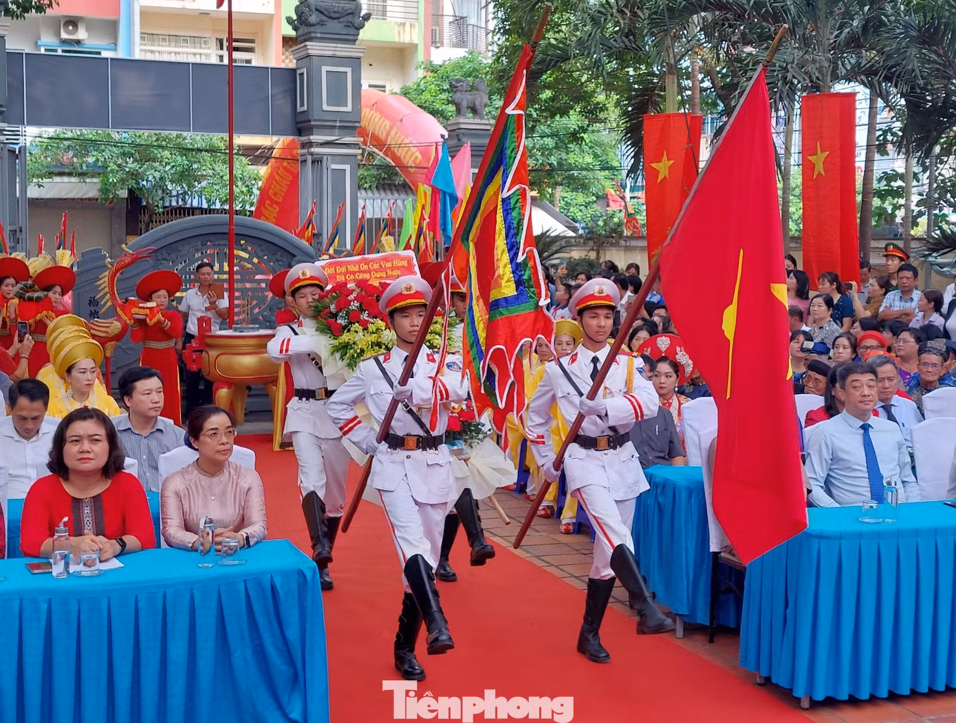 Dâng lễ vật, dâng hương, hoa tưởng niệm các Vua Hùng. Dâng lễ vật, dâng hương, hoa tưởng niệm các Vua Hùng.
