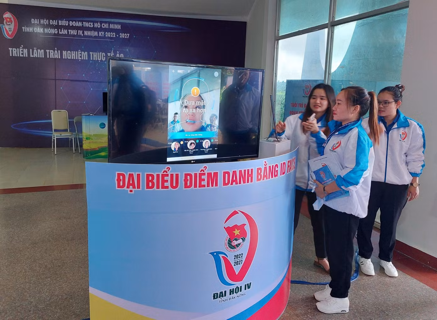 Đại biểu điểm danh trước khi tham dự đại hội