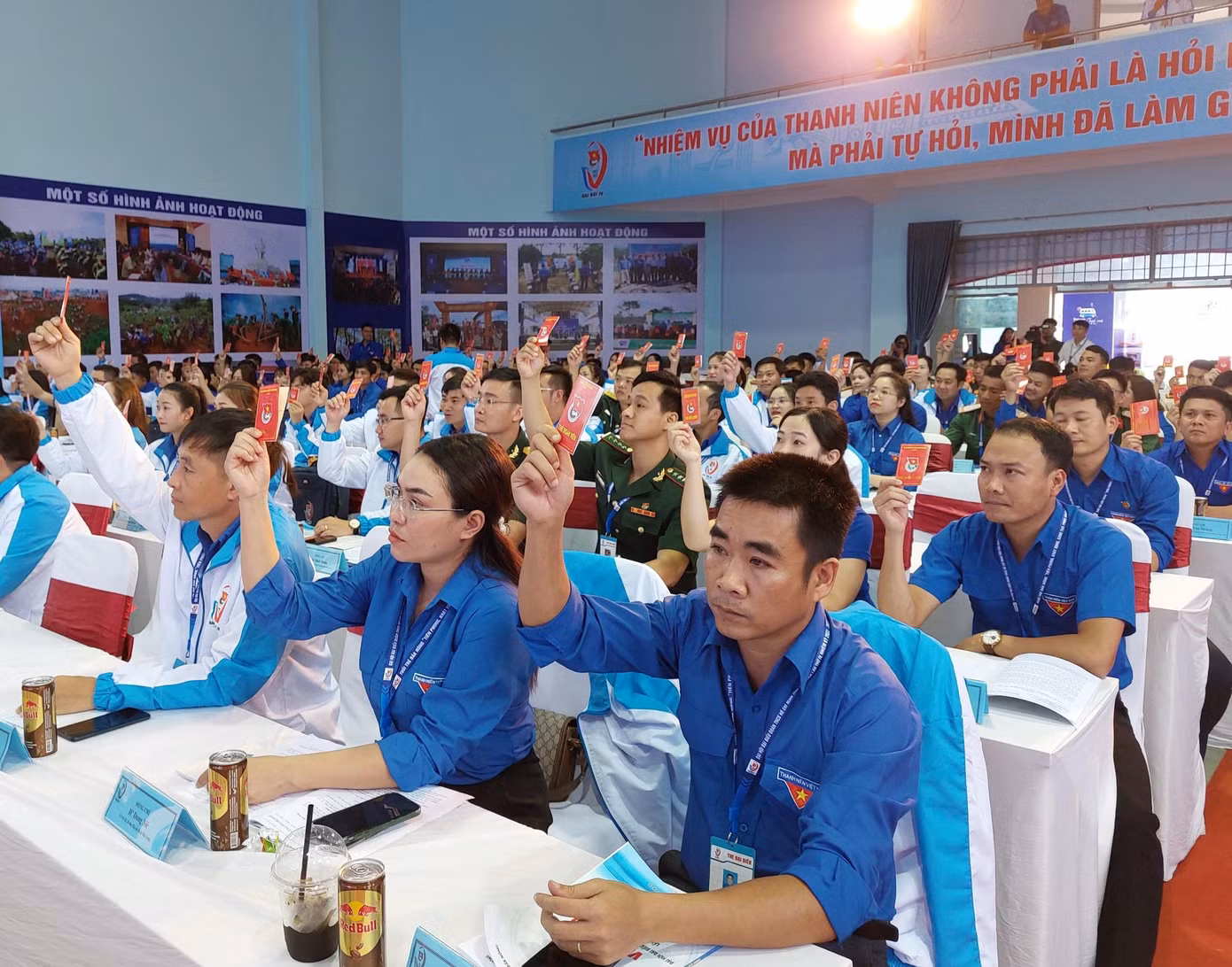 Đại biểu biểu quyết bầu Đoàn Chủ tịch điều hành đại hội
