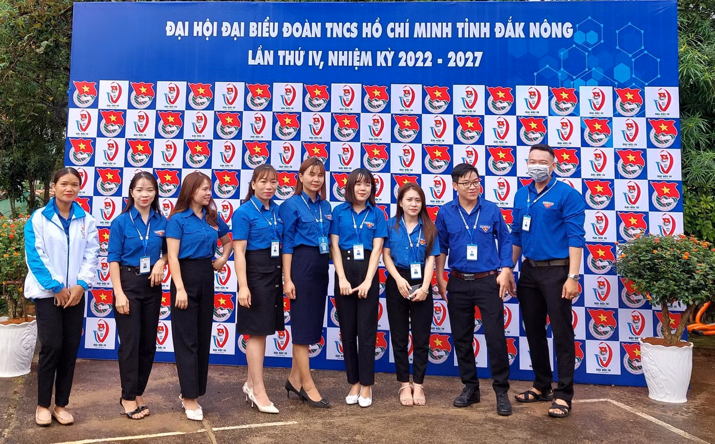 Đoàn viên thanh niên chụp hình check in trước giờ đại hội