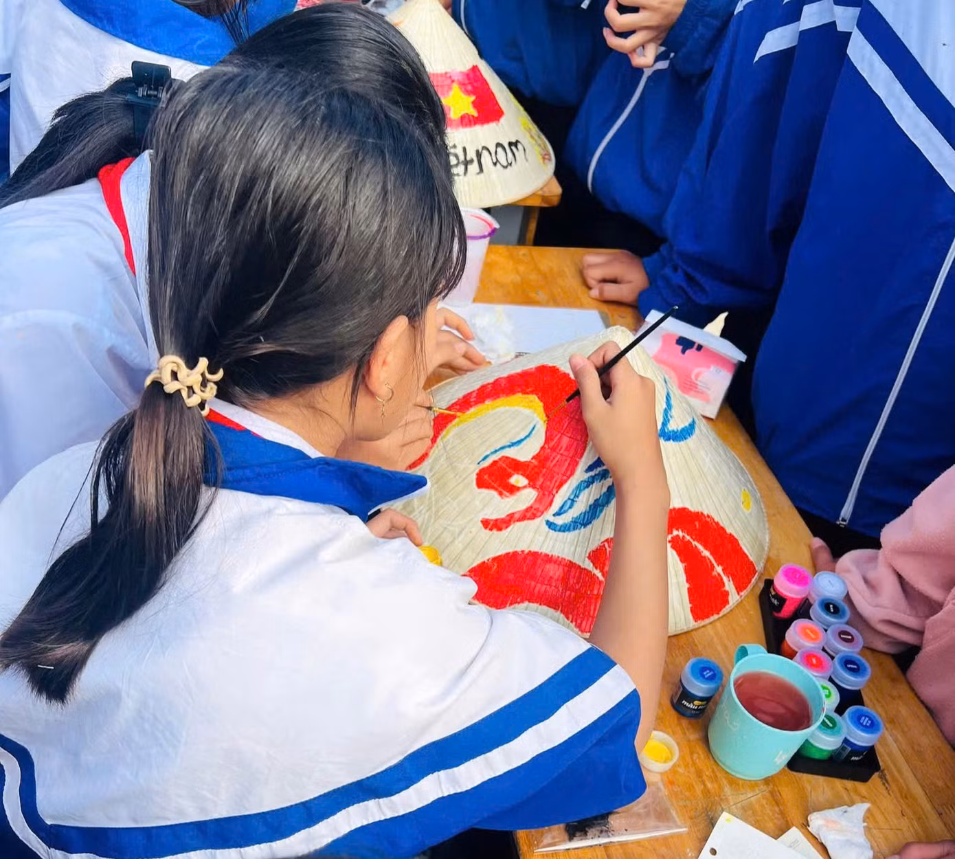 Trong giờ ra chơi các em được anh, chị tổng phụ trách, giáo viên chủ nhiệm tổ chức các cuộc thi tranh tài đã giúp học sinh hào hứng với những hoạt động sáng tạo.