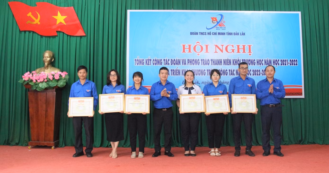 Đại diện lãnh đạo tỉnh đoàn tặng Bằng khen cho tập thể, cá nhân xuất sắc Đại diện lãnh đạo tỉnh đoàn tặng Bằng khen cho tập thể, cá nhân xuất sắc