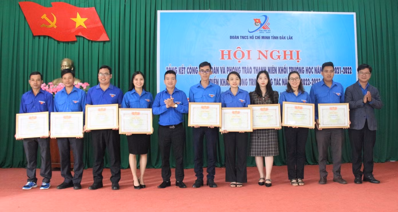Tập thể, cá nhân có thành tích xuất sắc nhận Bằng khen của Tỉnh Đoàn Tập thể, cá nhân có thành tích xuất sắc nhận Bằng khen của Tỉnh Đoàn