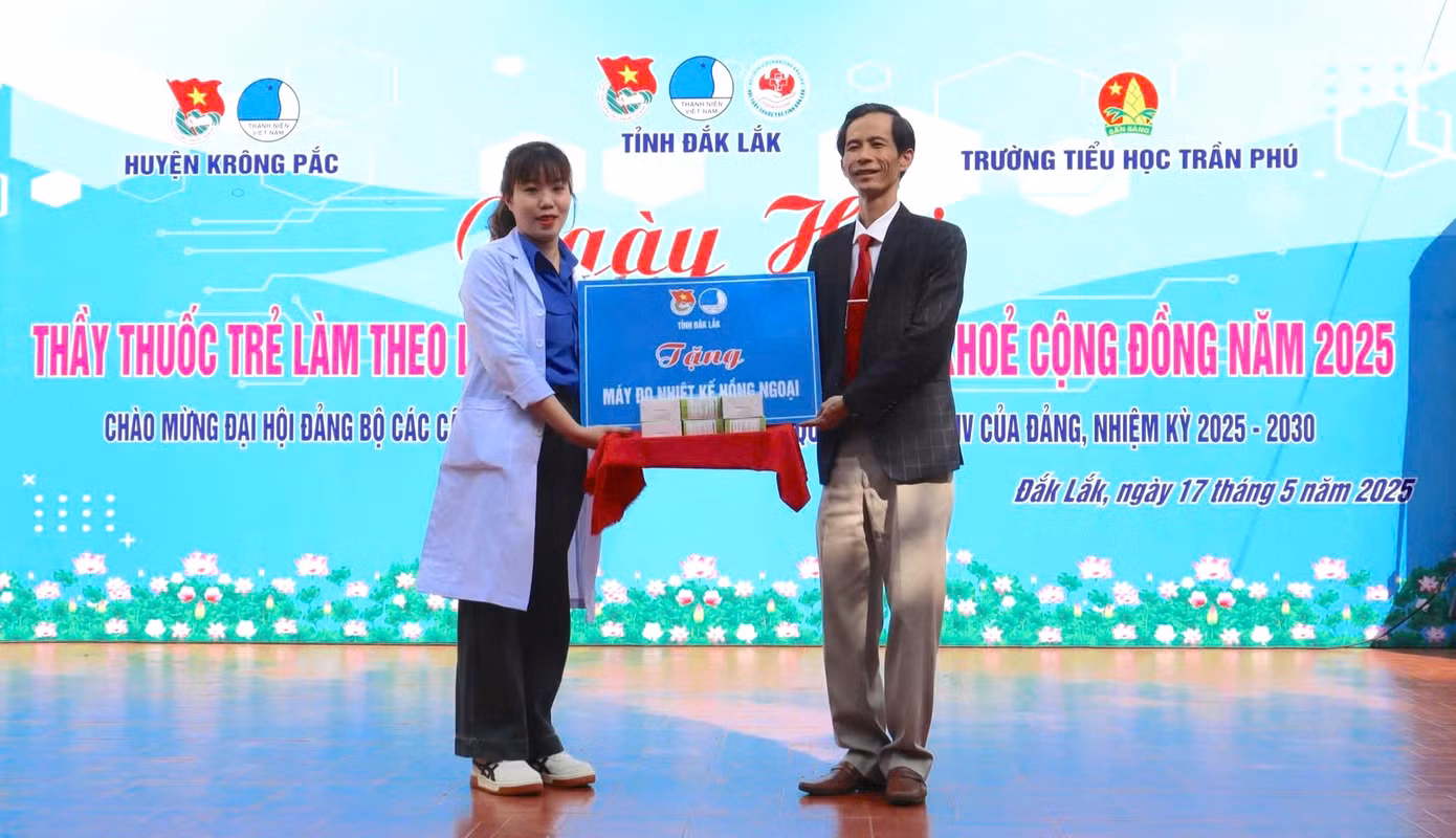 Hội Thầy thuốc trẻ tỉnh trao 1 thùng nhiệt kế tặng Chi hội Thầy thuốc trẻ huyện Krông Pắc Hội Thầy thuốc trẻ tỉnh trao 1 thùng nhiệt kế tặng Chi hội Thầy thuốc trẻ huyện Krông Pắc
