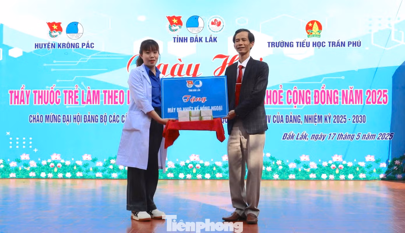 Hội Thầy thuốc trẻ tỉnh trao 1 thùng nhiệt kế tặng Chi hội Thầy thuốc trẻ huyện Krông Pắc Hội Thầy thuốc trẻ tỉnh trao 1 thùng nhiệt kế tặng Chi hội Thầy thuốc trẻ huyện Krông Pắc