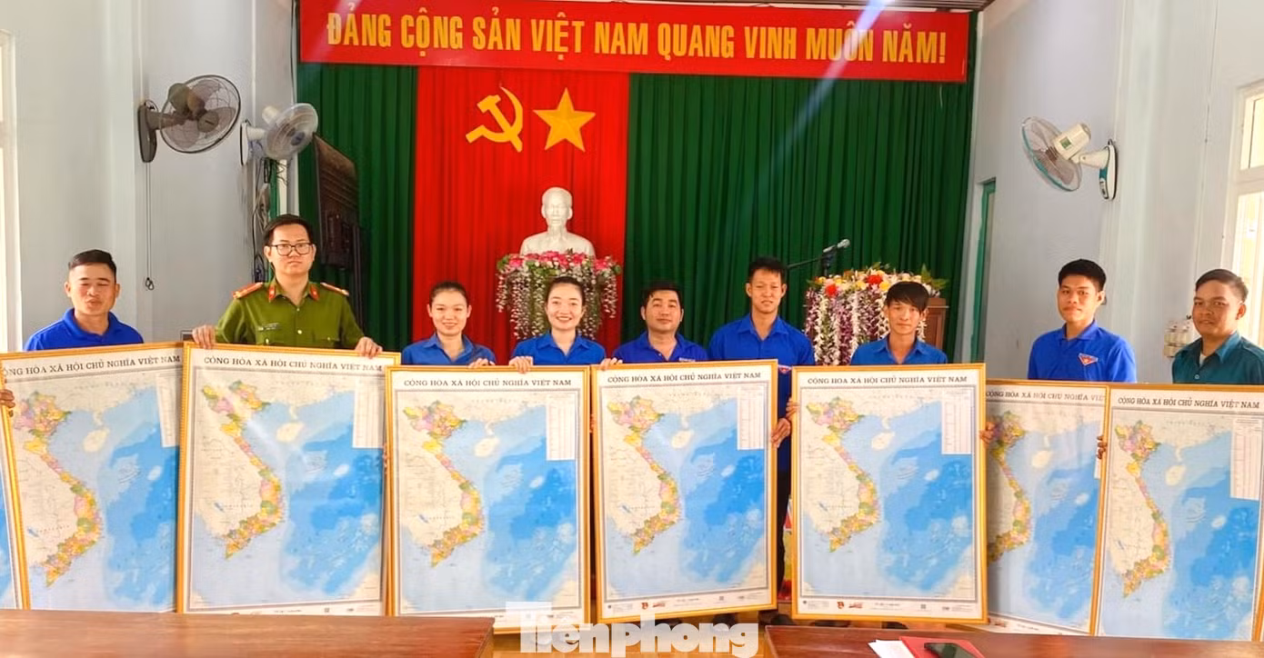 Đoàn xã Ia Jlơi trao tặng 10 tấm bản đồ "Tự hào một dải non sông"