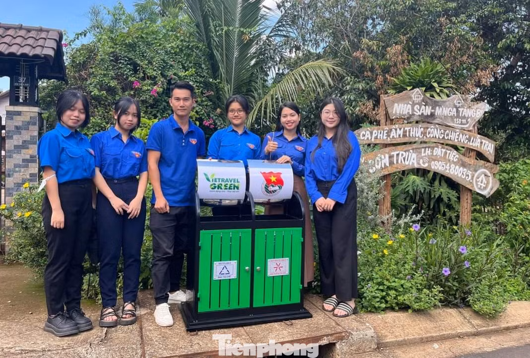 Đoàn viên thanh niên lắp đặt 12 thùng rác có màu sắc khác nhau, dán nhãn loại rác cần phân loại tại các công viên, khu vực công cộng, các điểm vui chơi tập trung đông người.