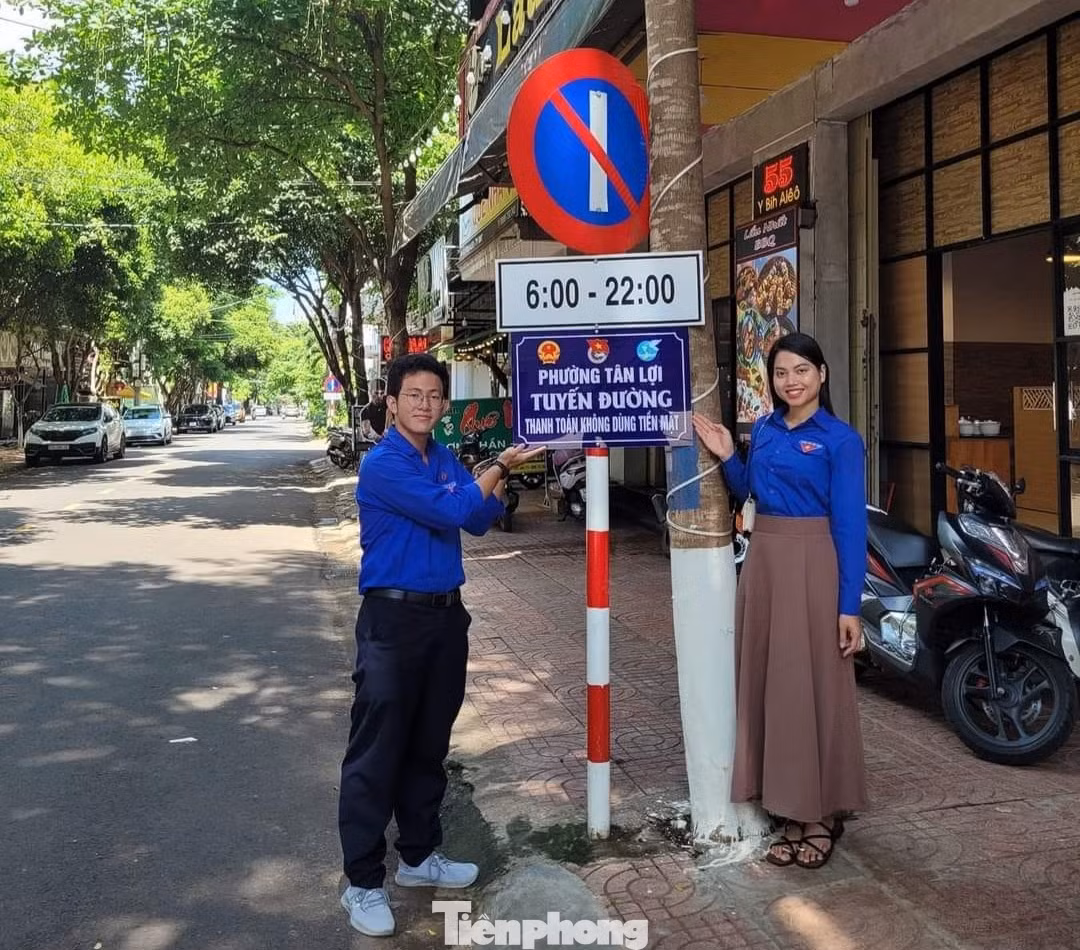 Đoàn cơ sở khối, phường ra quân tình nguyện xây dựng 13 tuyến phố “sáng – xanh – sạch – đẹp – văn minh – an toàn” với trên 200 đoàn viên thanh niên; tổng dọn vệ sinh, xóa quảng cáo, xóa bỏ các điểm rác ô nhiễm, xây dựng các tuyến đường không sử dụng tiền mặt, tuyến đường không rác thải...