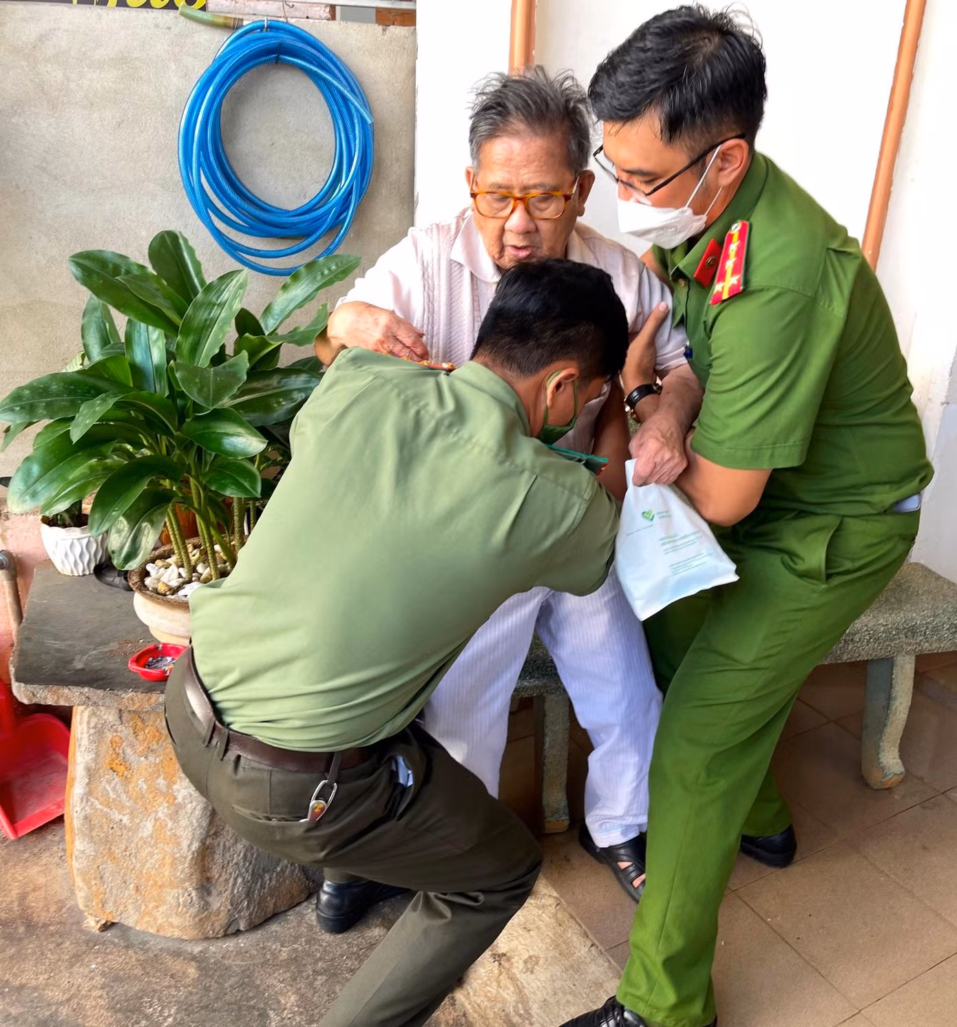 Đoàn thanh niên Công an thành phố đến từng nhà chở người dân đi làm CCCD