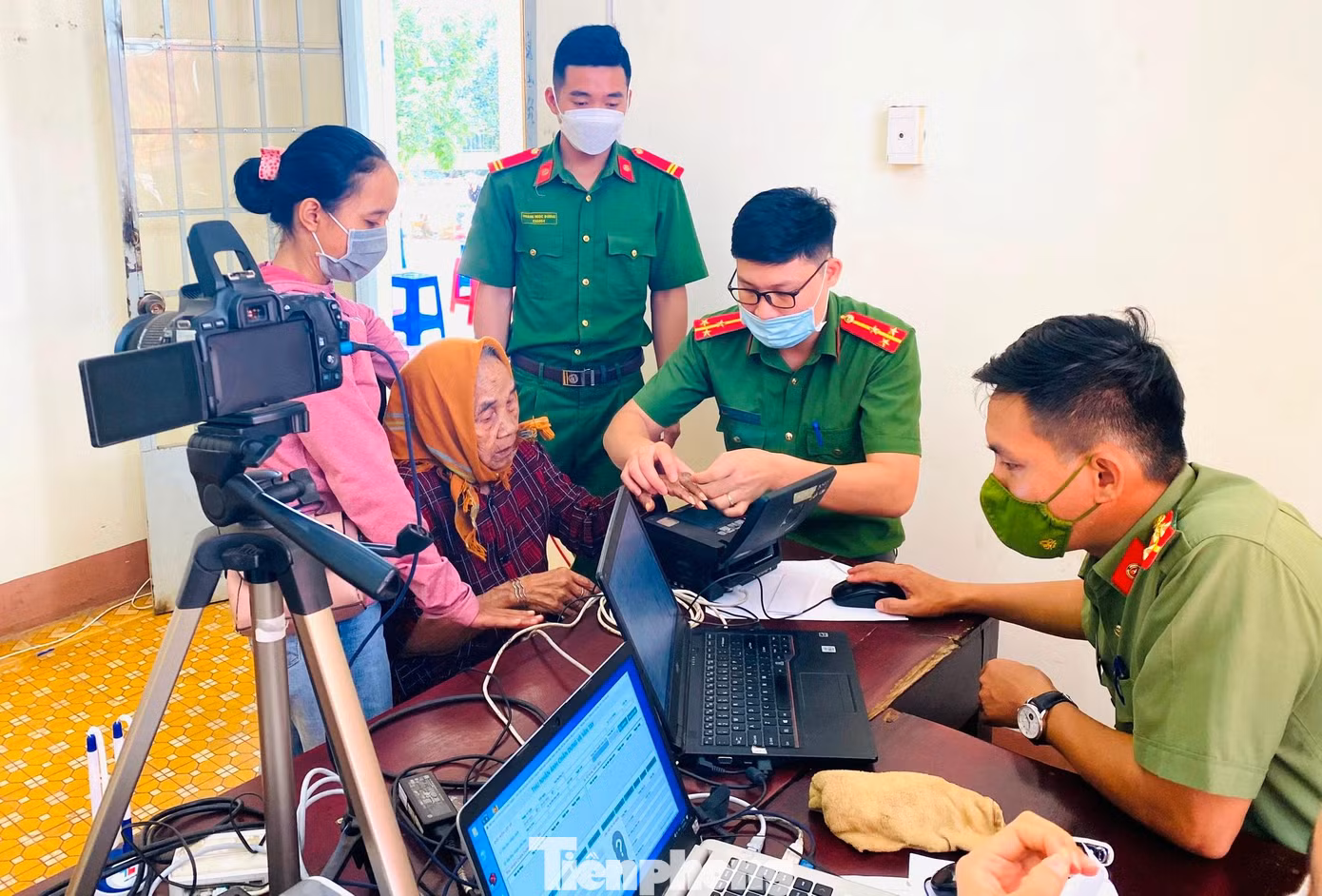 Tuổi trẻ Công an thành phố Buôn Ma Thuột hỗ trợ làm CCCD cho người dân