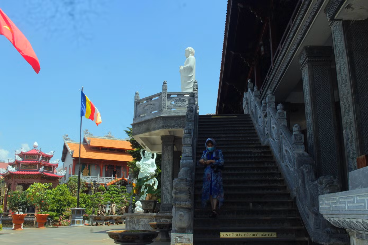 Lối đi lên Chánh điện