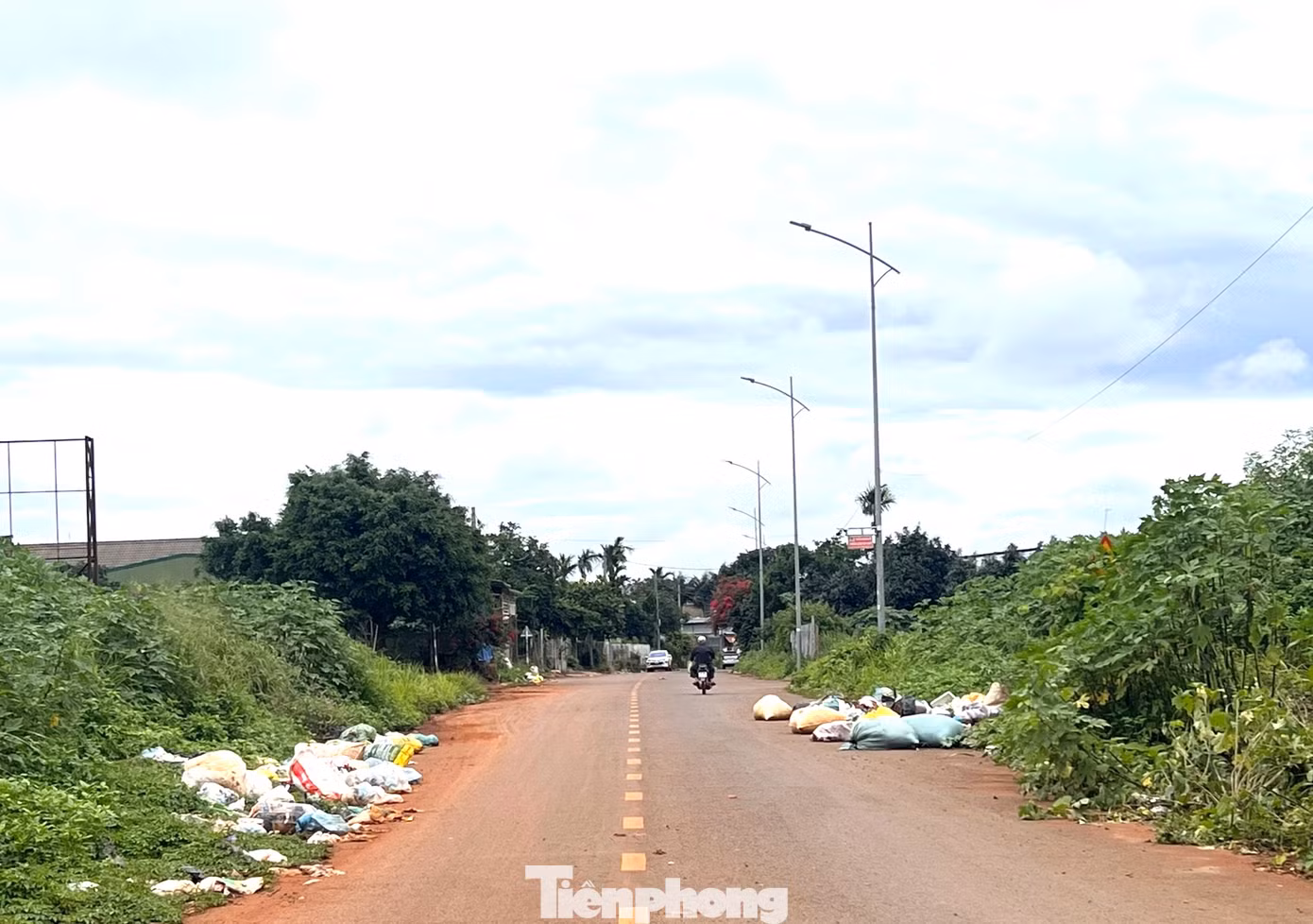 Theo người dân địa phương, trước đây đoạn đường này như bãi tập kết rác, mỗi ngày có hàng trăm lượt người dân vứt rác, khiến mùi hôi thối bốc lên nồng nặc, cùng cảnh tượng nhếch nhác, mất vệ sinh và mỹ quan. Đoàn Thanh niên đã thường xuyên phối hợp ra quân xóa “điểm đen” rác thải nhưng tình trạng này vẫn không được giải quyết dứt điểm. Theo người dân địa phương, trước đây đoạn đường này như bãi tập kết rác, mỗi ngày có hàng trăm lượt người dân vứt rác, khiến mùi hôi thối bốc lên nồng nặc, cùng cảnh tượng nhếch nhác, mất vệ sinh và mỹ quan. Đoàn Thanh niên đã thường xuyên phối hợp ra quân xóa “điểm đen” rác thải nhưng tình trạng này vẫn không được giải quyết dứt điểm.