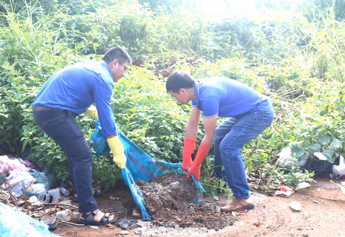 Nhiều năm nay, dọc tuyến đường trên địa bàn phường An Bình (thị xã Buôn Hồ, Đắk Lắk) đoạn qua khu vực nghĩa trang của TDP 1 là điểm nóng về rác của địa phương. Đoàn thanh niên đã nhiều lần ra quân dọn nhưng tình trạng xả rác vẫn tiếp diễn. Nhiều năm nay, dọc tuyến đường trên địa bàn phường An Bình (thị xã Buôn Hồ, Đắk Lắk) đoạn qua khu vực nghĩa trang của TDP 1 là điểm nóng về rác của địa phương. Đoàn thanh niên đã nhiều lần ra quân dọn nhưng tình trạng xả rác vẫn tiếp diễn.