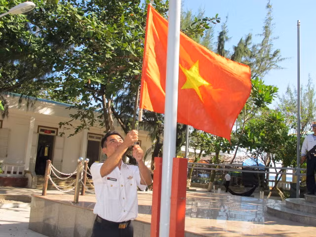 Lá cờ đỏ sao vàng được kéo lên