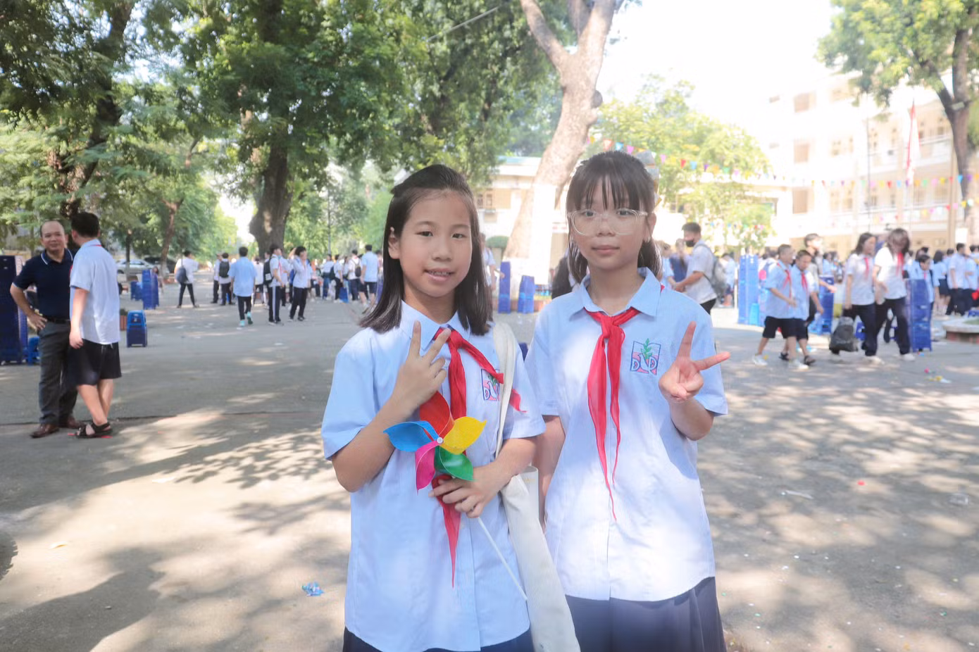 Các bạn học sinh cùng bố mẹ và bạn bè check-in trong ngày tựu trường.