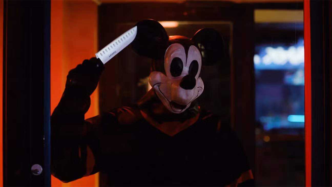 Hình ảnh sát nhân đeo mặt nạ chuột Mickey trong trailer phim "Micky's Mouse Trap".