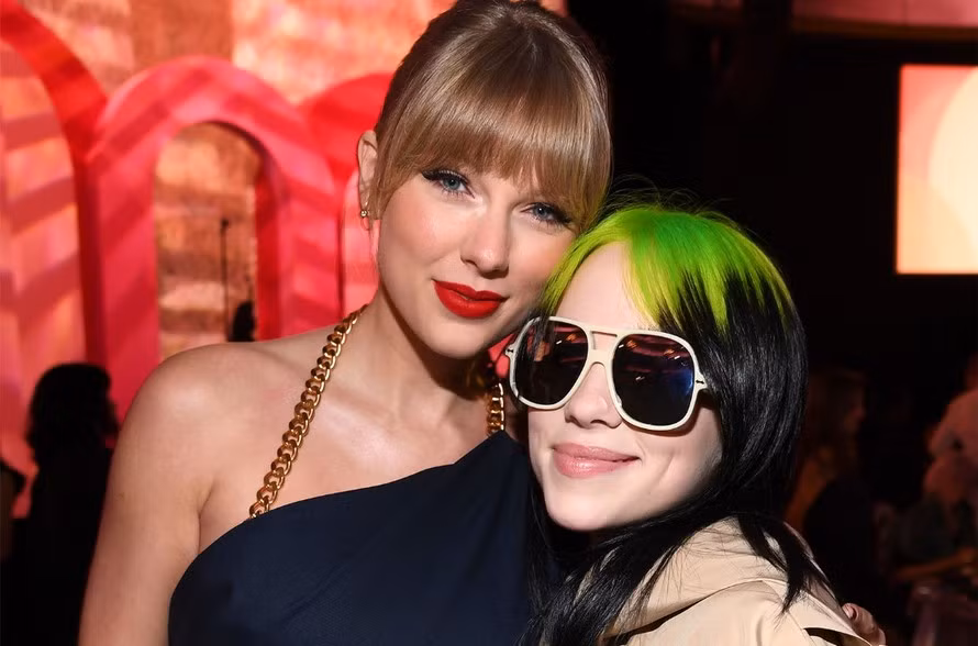 Billie nhận "gạch đá" từ người hâm mộ Taylor Swift vì phát ngôn gây tranh cãi. Billie nhận "gạch đá" từ người hâm mộ Taylor Swift vì phát ngôn gây tranh cãi.