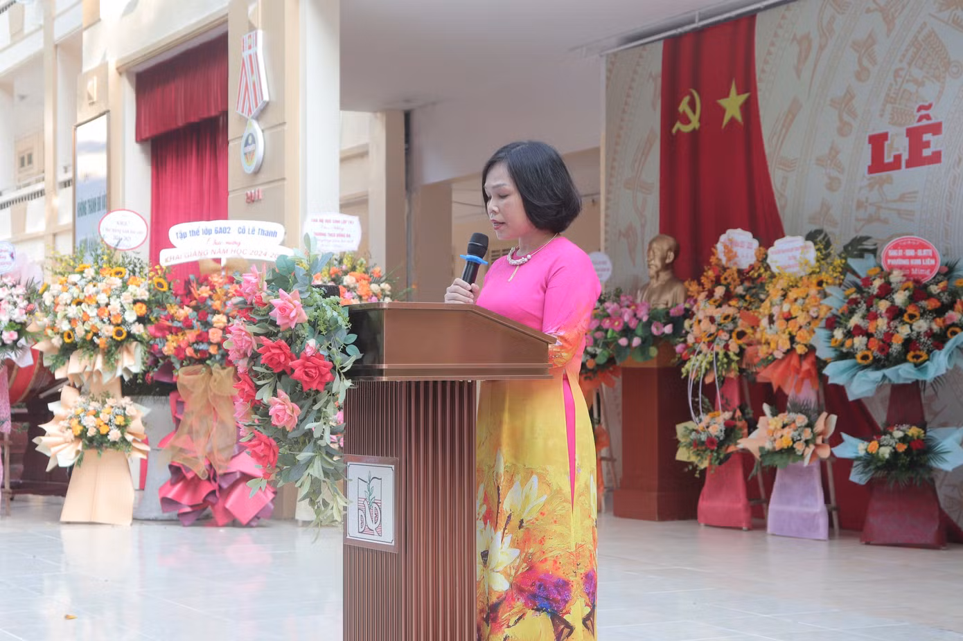 Cô Lê Thị Hương Mai - Phó Hiệu trưởng nhà trường đọc thư chúc mừng nhân dịp khai giảng năm học 2024 - 2025 của bác Tổng bí thư, Chủ tịch nước Tô Lâm.