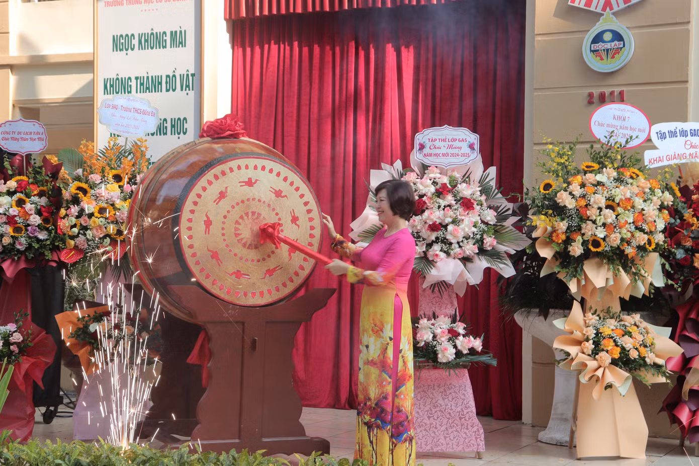Tiếng trống khai trường như lời thúc giục, thể hiện sự quyết tâm, cố gắng của thầy cô và trò trường THCS Đống Đa trong năm học 2024 - 2025.