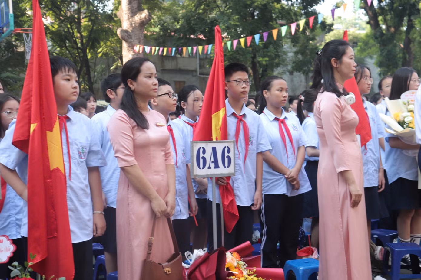 Hội "tân binh" chăm chú lắng nghe trong buổi lễ khai giảng tại ngôi trường mới.