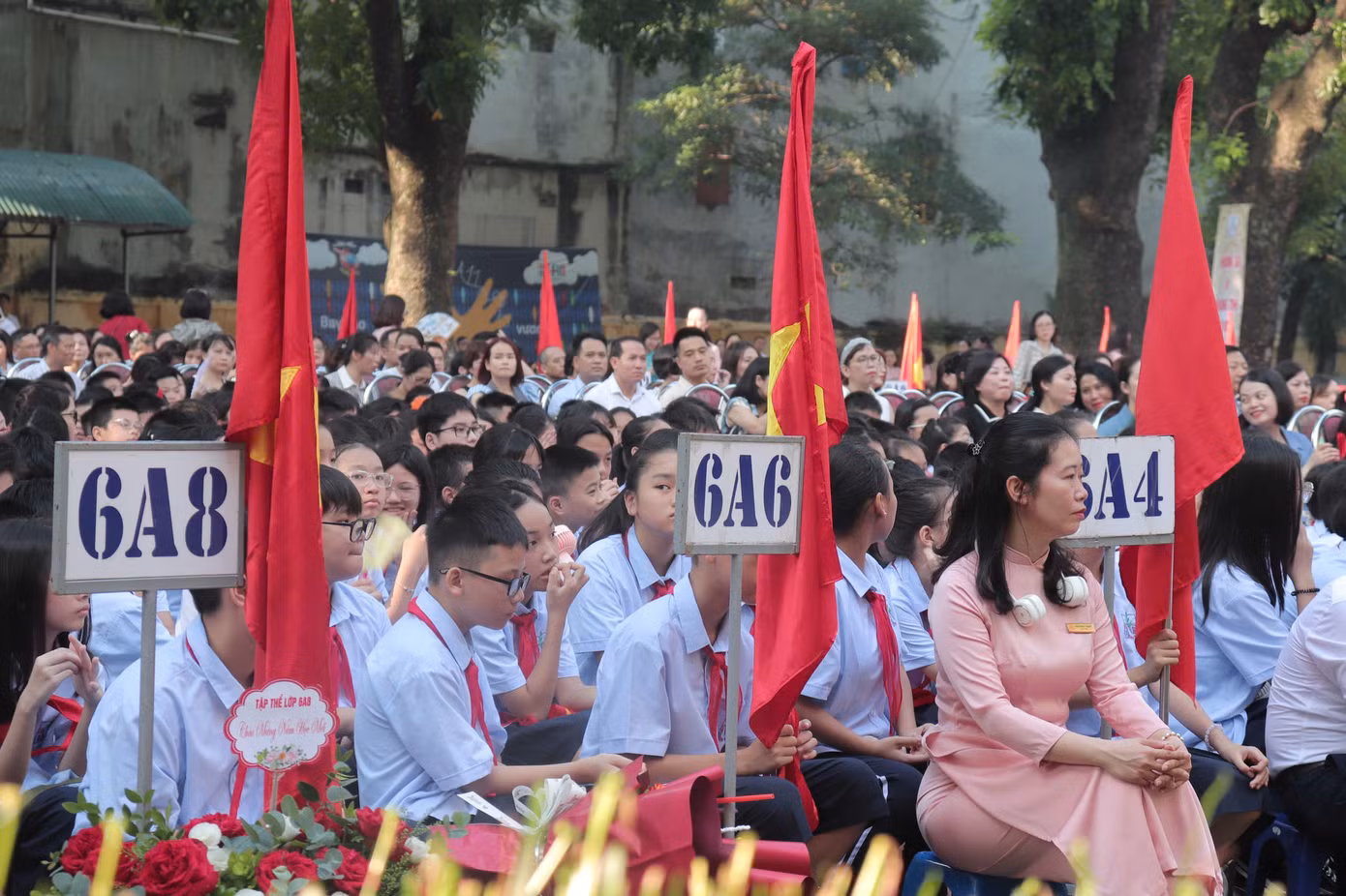 Hội "tân binh" chăm chú lắng nghe trong buổi lễ khai giảng tại ngôi trường mới.