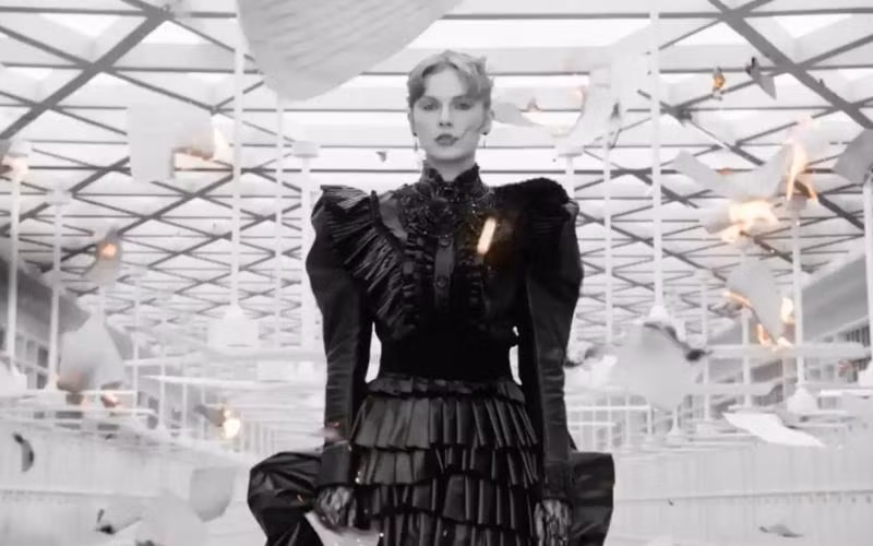 Taylor Swift đốt cháy tình thơ, khép lại ký ức 6 năm bên người cũ. Taylor Swift đốt cháy tình thơ, khép lại ký ức 6 năm bên người cũ.