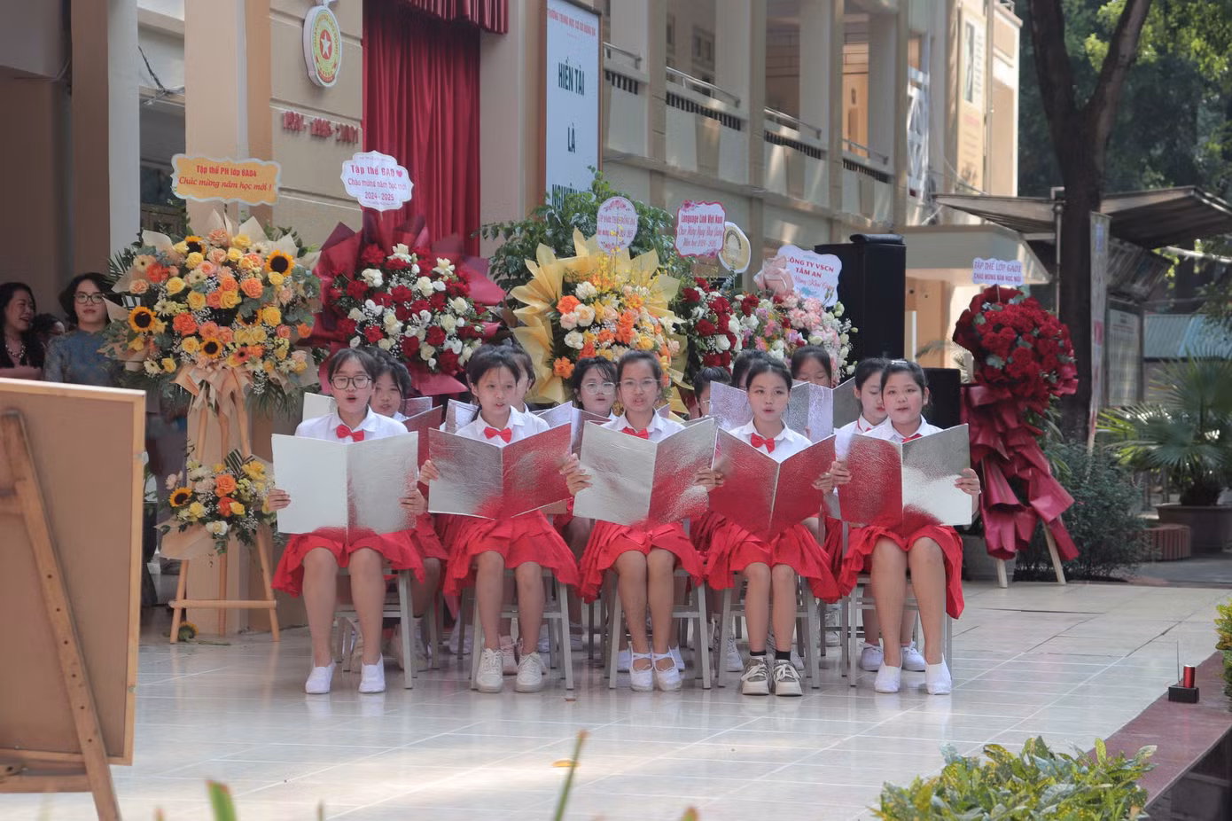 Những tiết mục văn nghệ được trình diễn bởi các tween cũng không kém phần hấp dẫn.