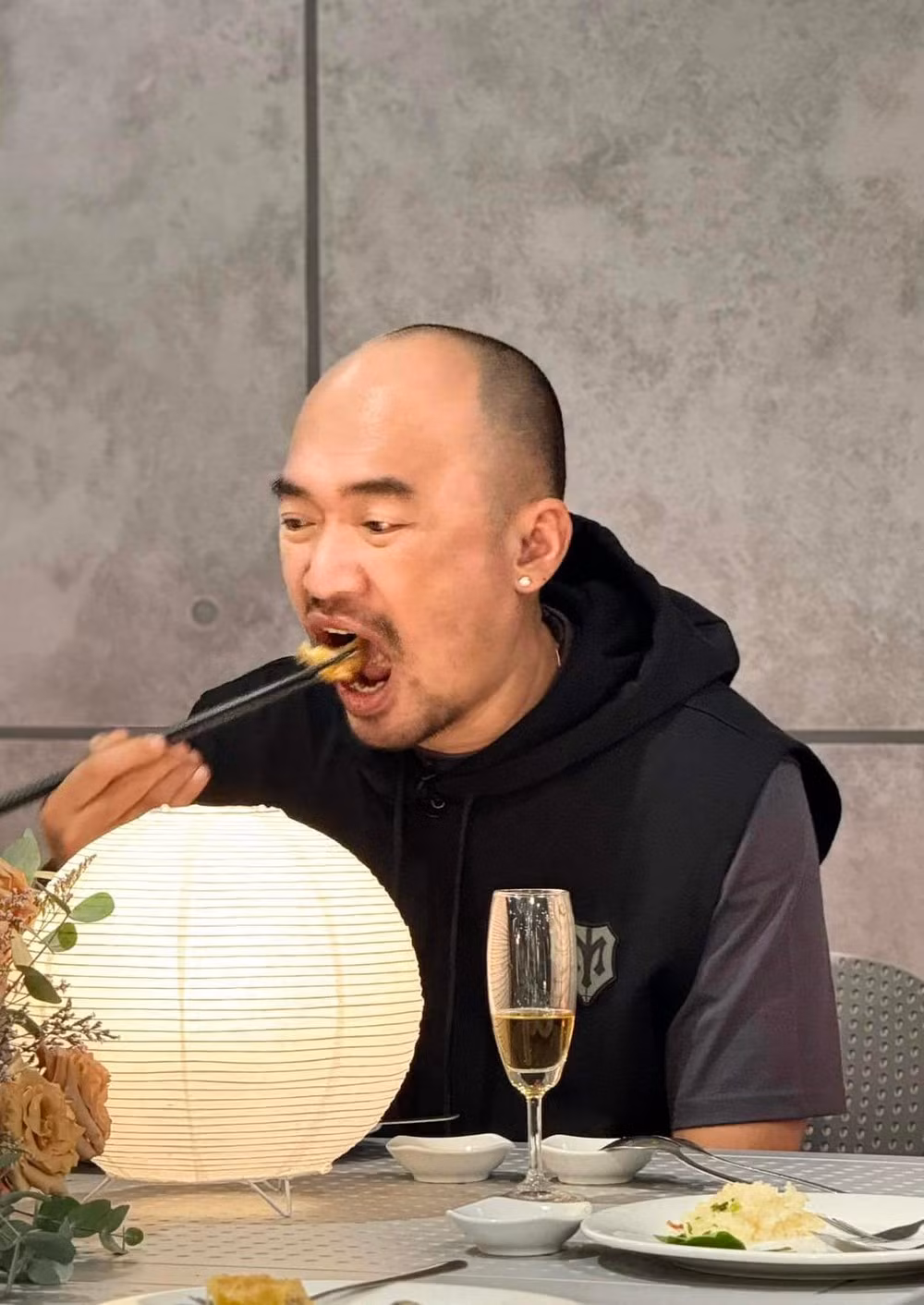 Bùi Công Nam còn công khai "cà khịa" Tiến Luật: "Tội nghiệp dạo này anh lo lắng đủ thứ nên ăn uống không có nổi nhìn ốm nheo".