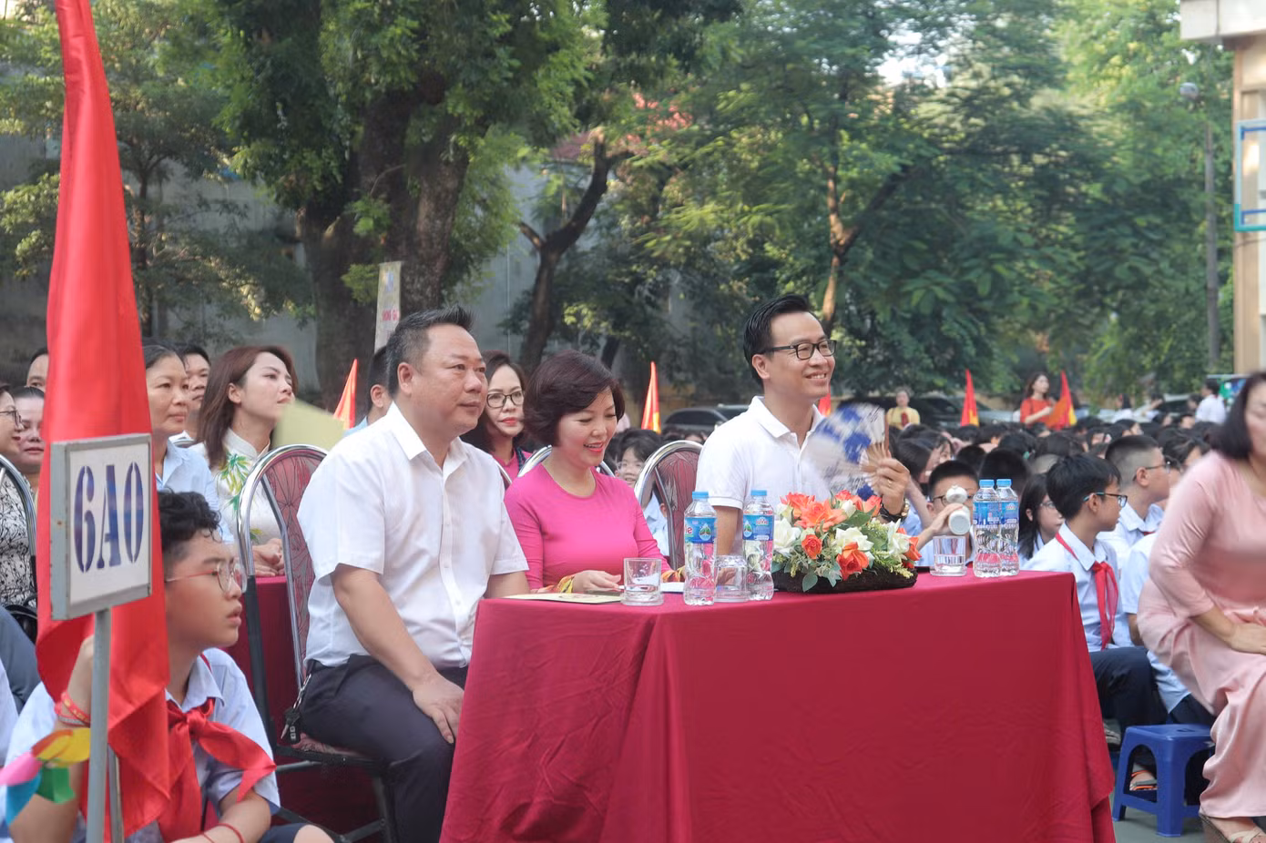 Ban giám hiệu nhà trường cùng các đại biểu tham dự buổi lễ khai giảng ngày hôm nay.