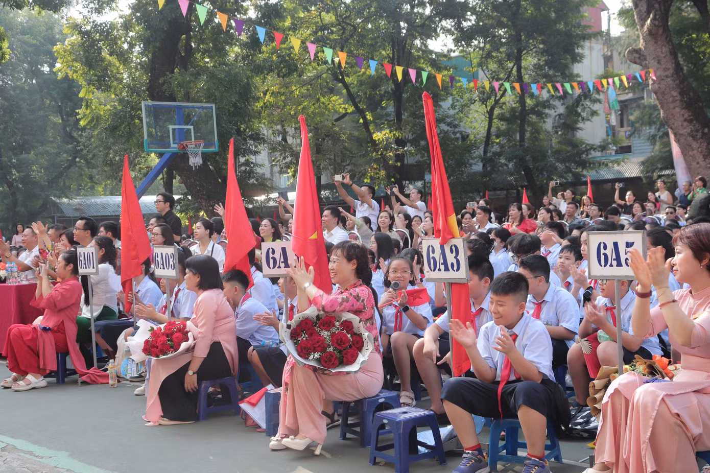 Những tiếng vỗ tay giòn giã gửi tặng đến các thầy cô sau tiết mục văn nghệ dễ thương.