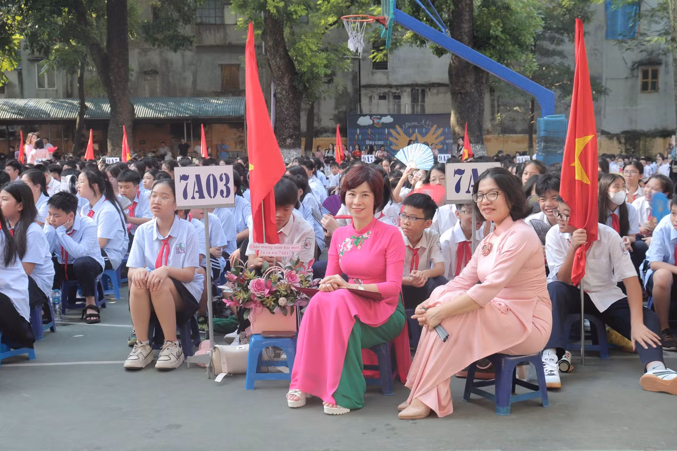 Thầy cô đến từ sớm để hỗ trợ các bạn học sinh trong ngày khai giảng.