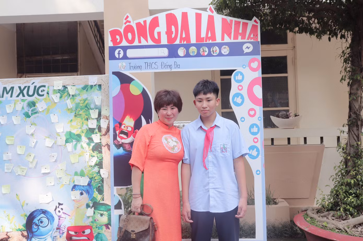 Các bạn học sinh cùng bố mẹ và bạn bè check-in trong ngày tựu trường.