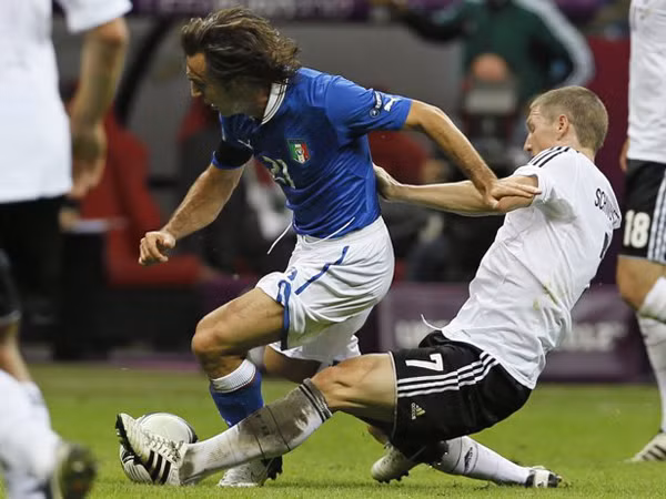 Niềm vui chiến thắng của các CĐV Italia. Ảnh: Reuters