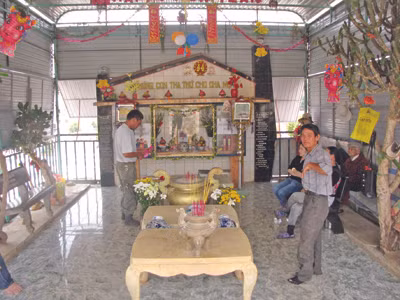 Trang thờ đơn sơ do những người hảo tâm tạo dựng