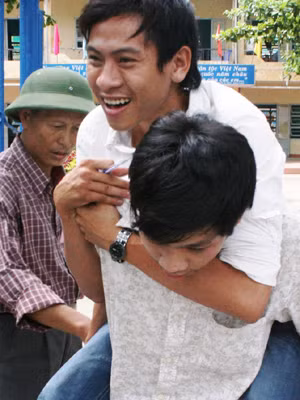  Nguyễn Chánh Tín được bạn cõng đến trường thi 