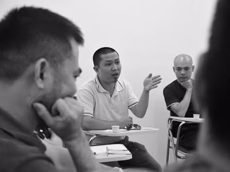 Các nghệ sỹ Khổng Đỗ Tuyền, Lưu Chí Hiếu, Vũ Nhật Tân (từ trái sang) tại Tọa đàm “Nghệ thuật đương đại tiếp cận di sản”