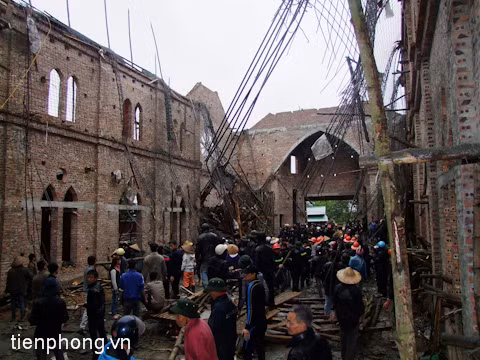 Các nạn nhân nhanh chóng được đưa khỏi hiện trường để nhập viện. Ảnh: Đ.Minh