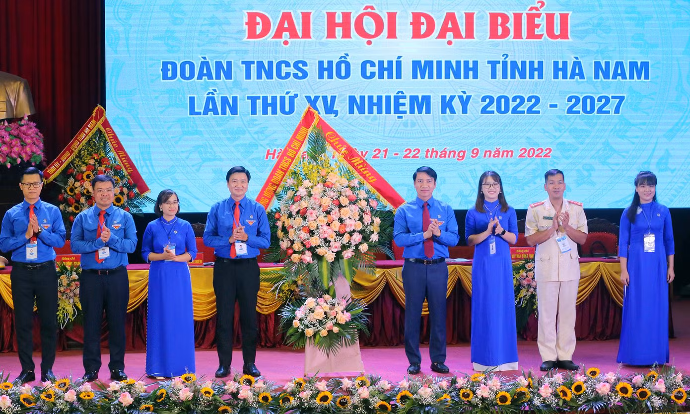 Anh Nguyễn Ngọc Lương tặng lẵng hoa chúc mừng Đại hội đại biểu Đoàn TNCS Hồ Chí Minh tỉnh Hà Nam lần thứ XV.