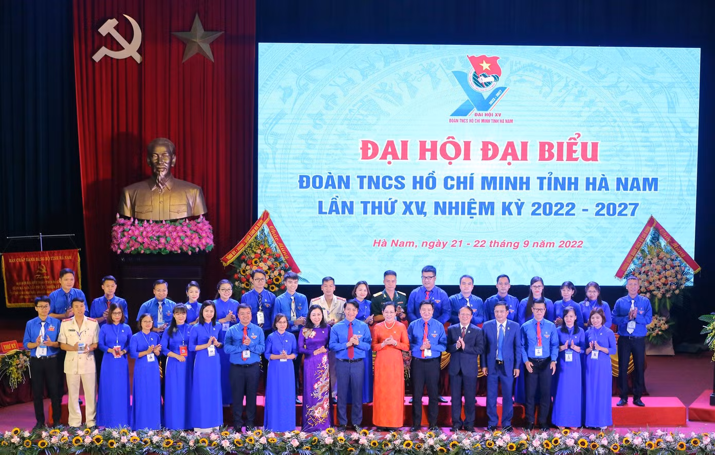 Lãnh đạo tỉnh Hà Nam và Trung ương Đoàn chúc mừng Ban Chấp hành Tỉnh Đoàn Hà Nam khóa XV ra mắt Đại hội.
