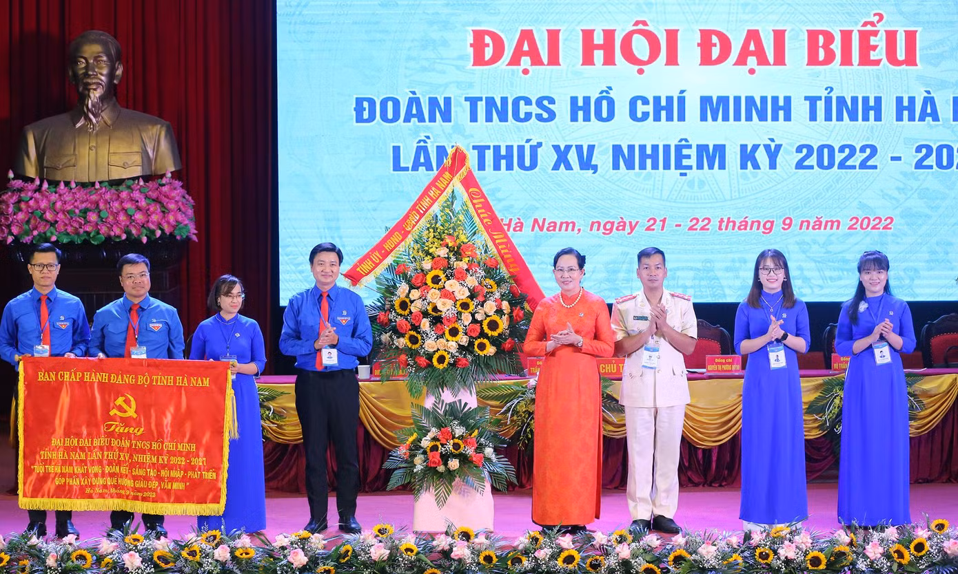 Bà Lê Thị Thủy tặng hoa chúc mừng và bức trướng tới Đại hội đại biểu Đoàn TNCS Hồ Chí Minh tỉnh Hà Nam lần thứ XV.