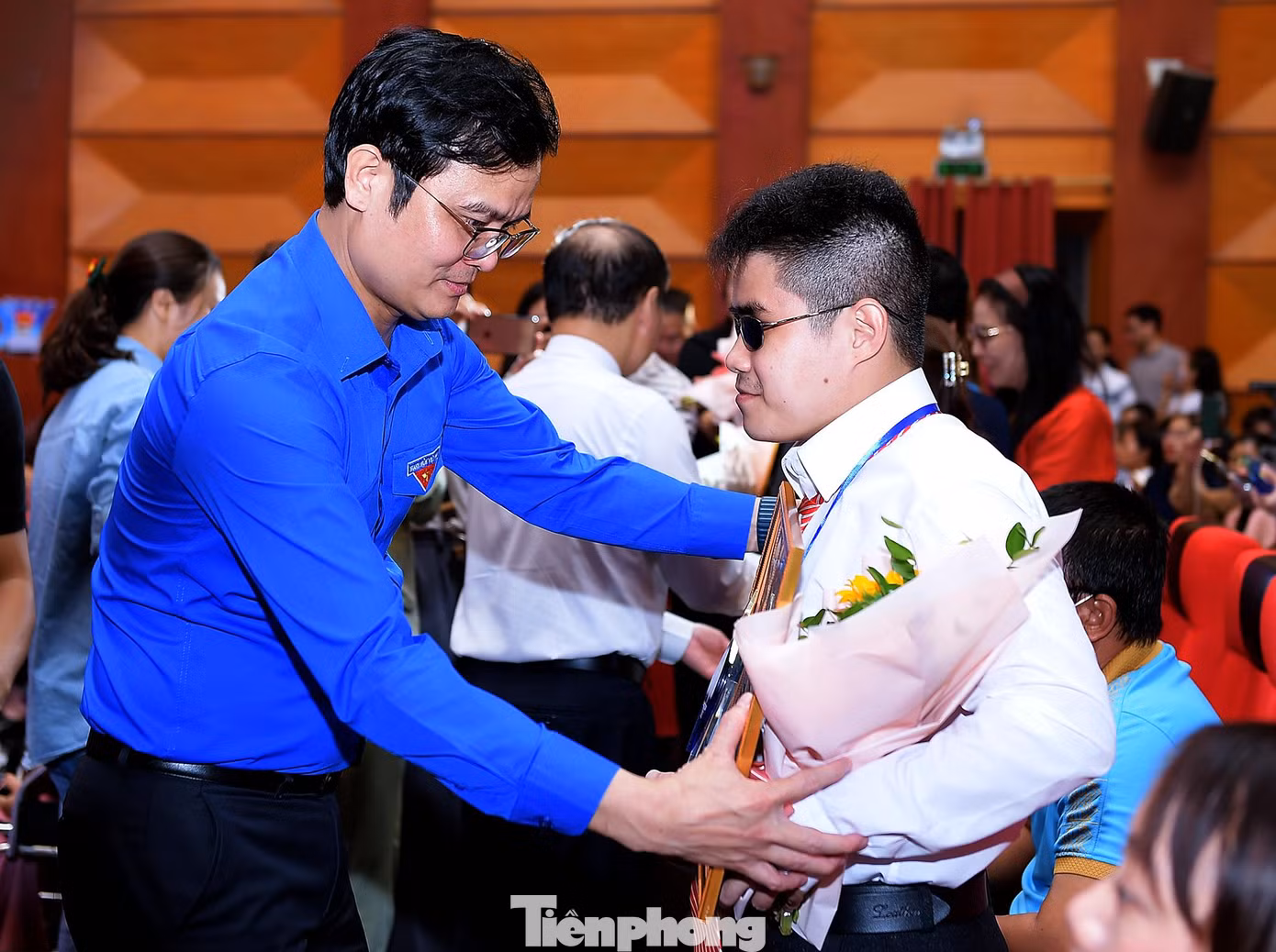 Anh Bùi Quang Huy trao khen thưởng cho các gương thanh niên khuyết tật "Tỏa sáng nghị lực Việt" năm 2022. Ảnh: Xuân Tùng