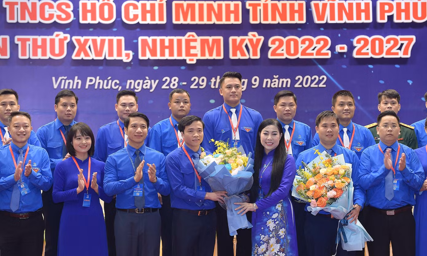 Bà Hoàng Thị Thúy Lan và anh Nguyễn Ngọc Lương tặng hoa chúc mừng Ban Chấp hành Tỉnh Đoàn Vĩnh Phúc khóa XVII nhiệm kỳ 2022 - 2027.
