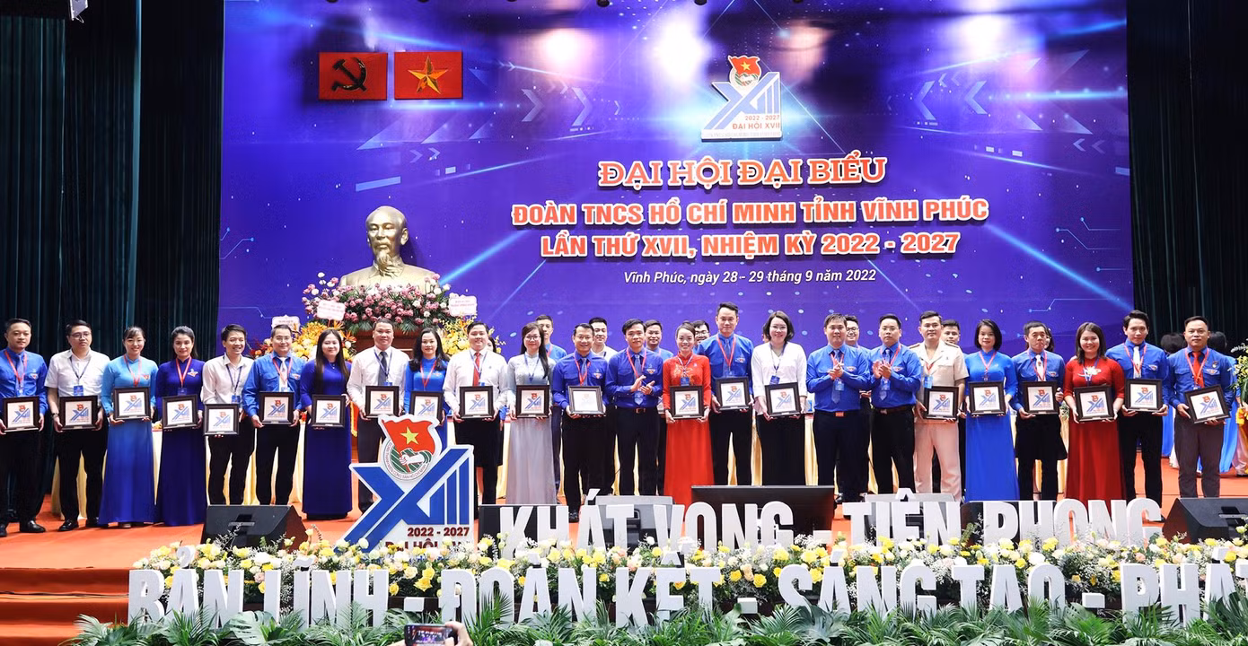 Đại hội đã tri ân các anh, chị ủy viên Ban Chấp hành Tỉnh Đoàn Vĩnh Phúc khóa XVI nhiệm kỳ 2017 - 2022. Đồng thời, chia tay các anh, chị thôi tham gia Ban Chấp hành Tỉnh Đoàn khóa mới.