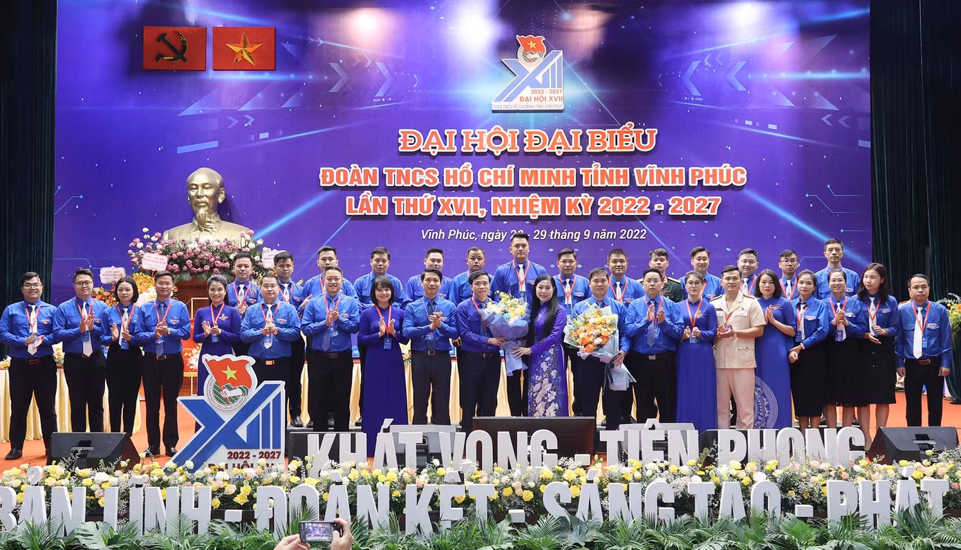 Lãnh đạo tỉnh Vĩnh Phúc và T.Ư Đoàn tặng hoa chúc mừng Ban Chấp hành Tỉnh Đoàn khóa XVII. Ảnh: Như Ý