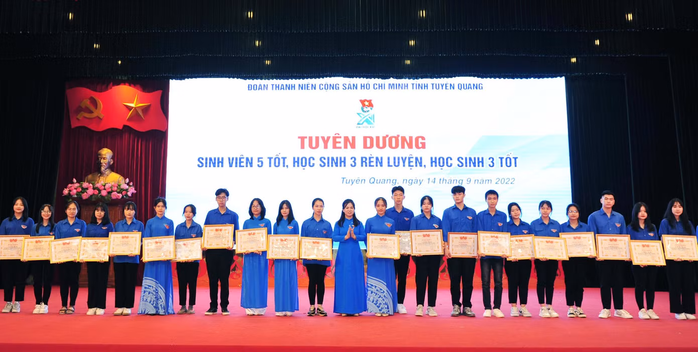 Các sinh viên, học sinh xuất sắc nhận Bằng khen.