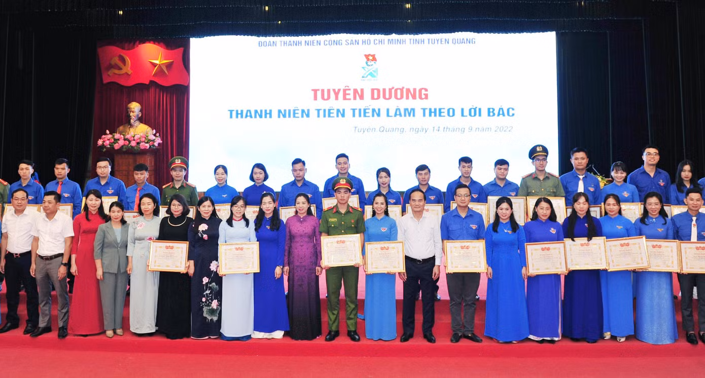 Lãnh đạo tỉnh Tuyên Quang chụp ảnh cùng các gương thanh niên tiên tiến làm theo lời Bác.