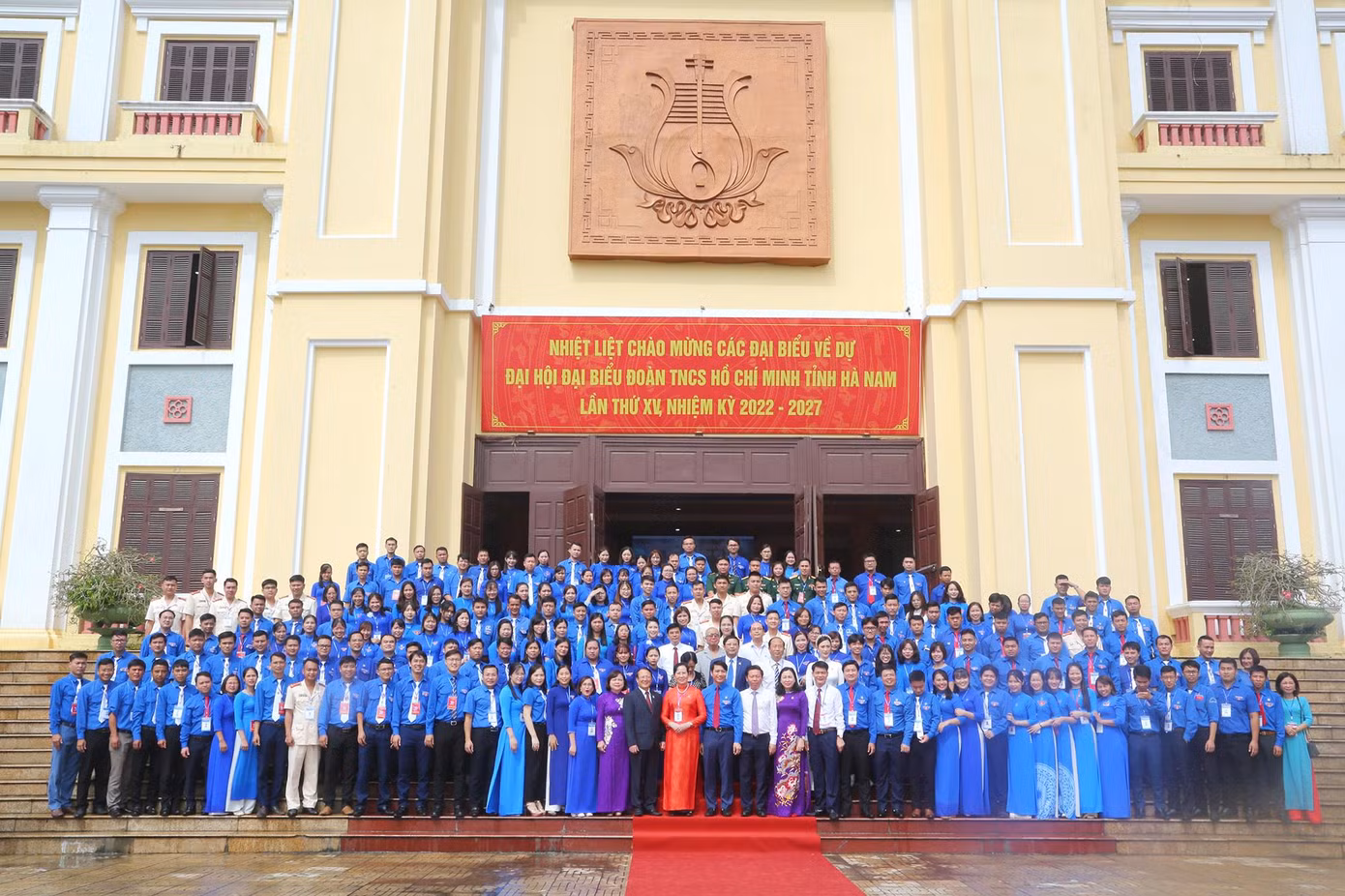 Lãnh đạo tỉnh Hà Nam và Trung ương Đoàn, cùng các đại biểu khách mời, đại biểu Đại hội chụp ảnh lưu niệm.