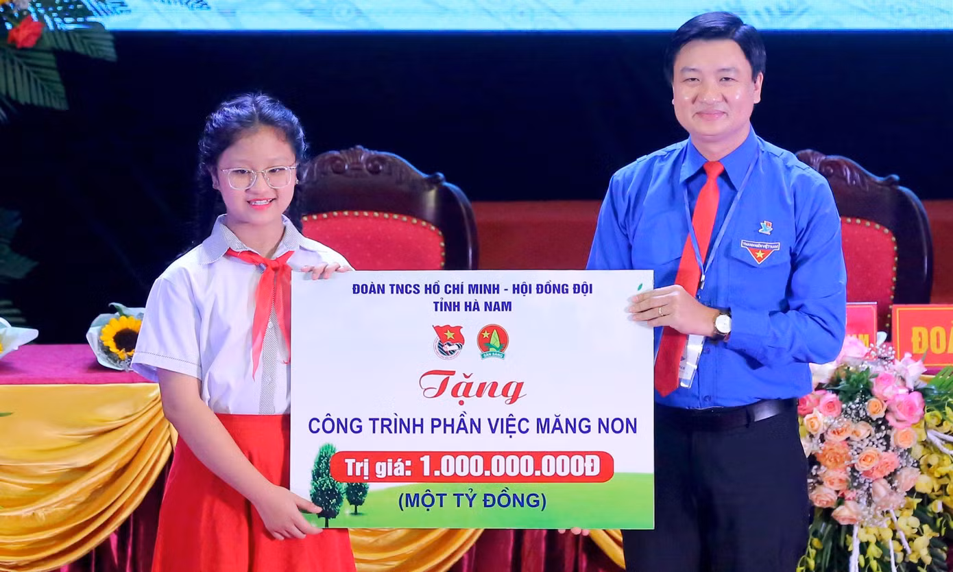Anh Trần Ngọc Nam - Bí thư Tỉnh Đoàn Hà Nam trao biển tượng trưng công trình phần việc măng non trị giá 1 tỷ đồng tới đại diện thiếu nhi.
