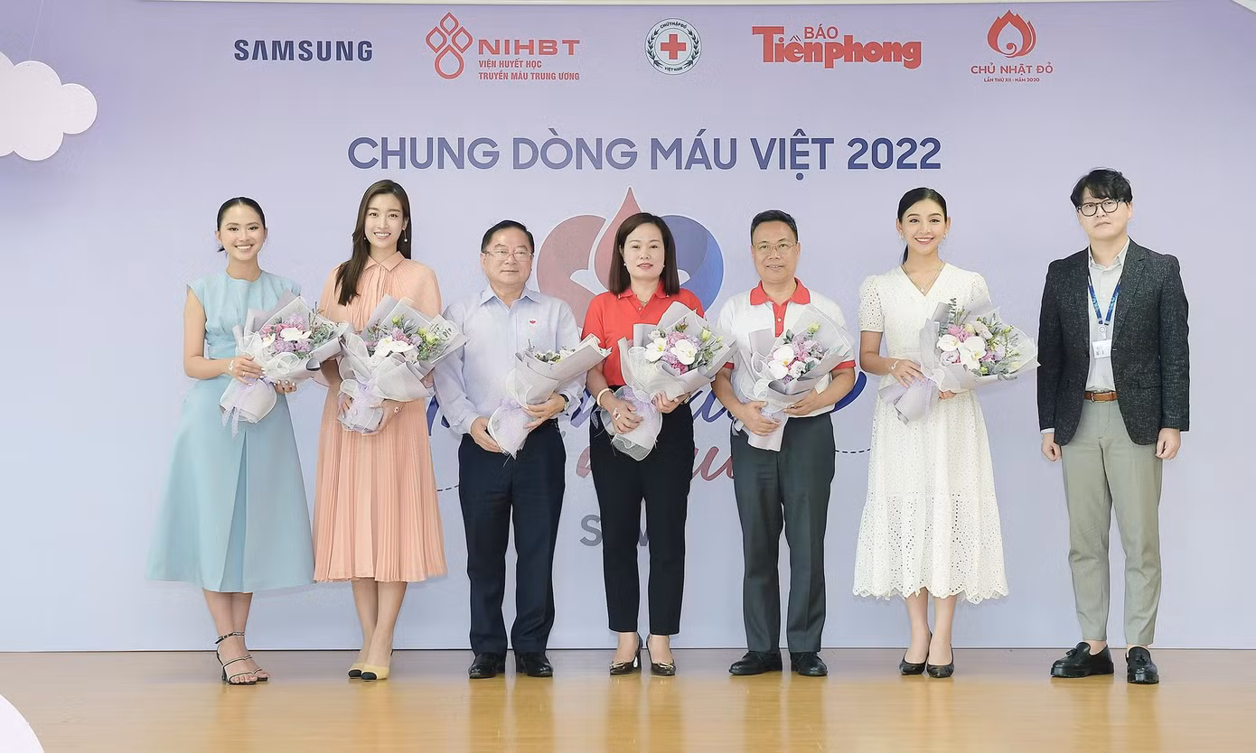 Ông Lee Seung Ho tặng hoa các đơn vị, cá nhân đồng hành với chương trình hiến máu của cán bộ, nhân viên Samsung. Ảnh: Xuân Tùng Ông Lee Seung Ho tặng hoa các đơn vị, cá nhân đồng hành với chương trình hiến máu của cán bộ, nhân viên Samsung. Ảnh: Xuân Tùng
